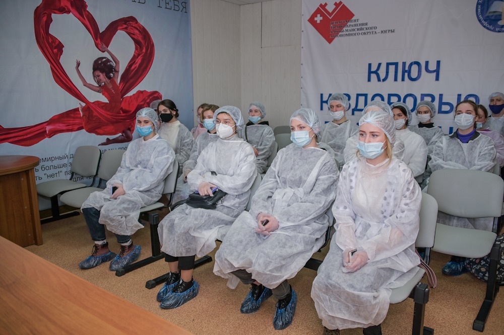 В поликлинике Нижневартовска прошла профориентационная экскурсия для школьников