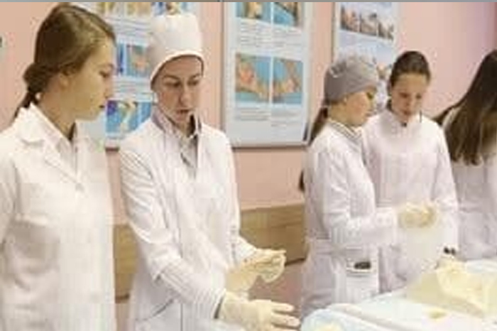 В профильных медицинских классах ОмГМУ начались занятия