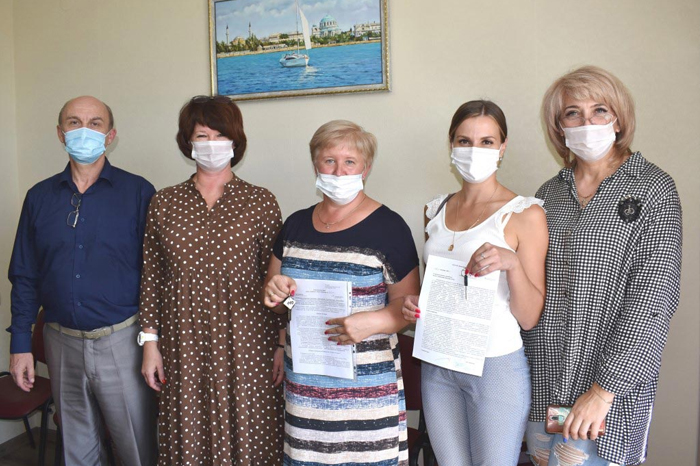 Двум врачам Евпаторийской городской больницы вручили ключи от новых служебных квартир