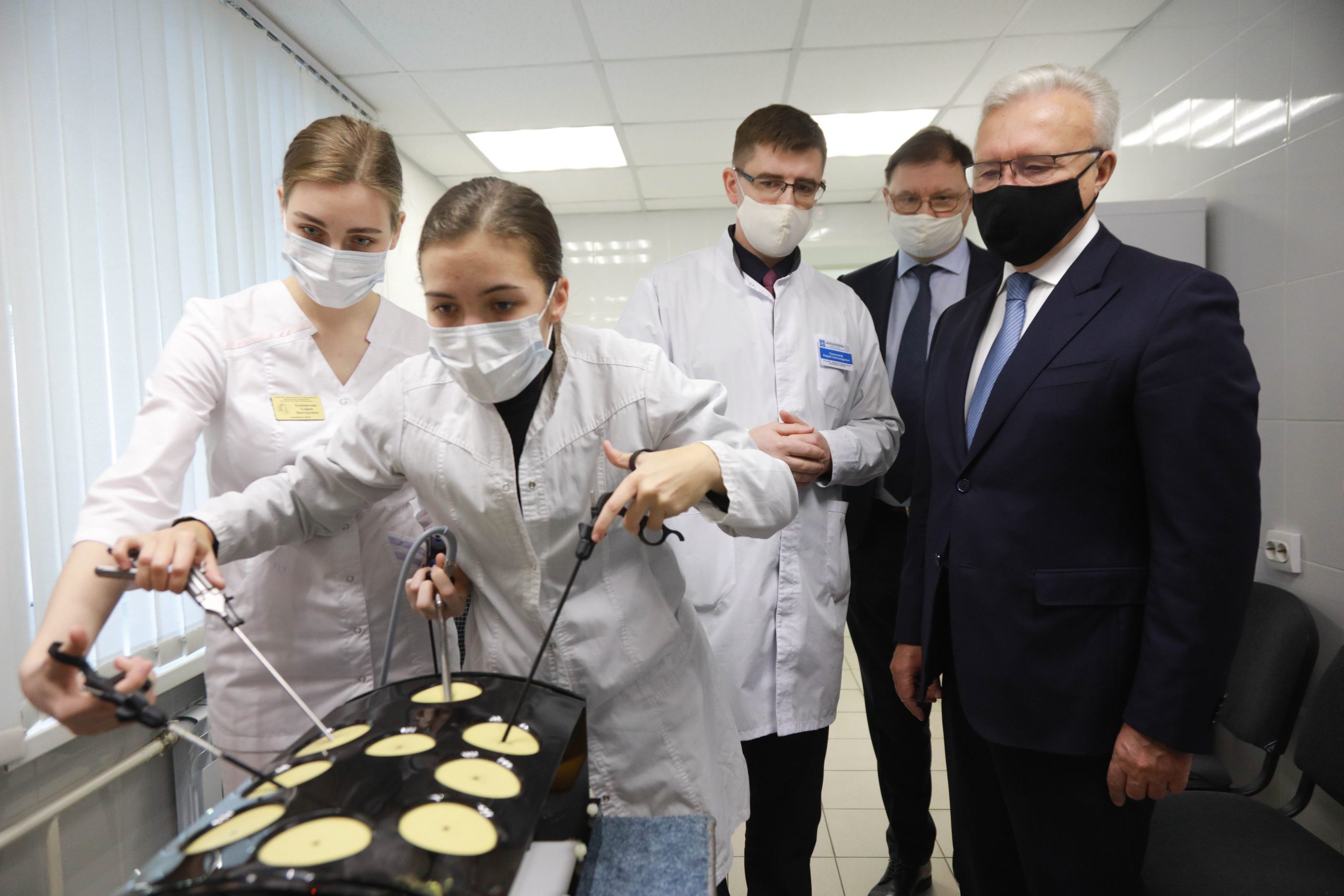 Александр Усс оценил оснащение Красноярского медуниверситета