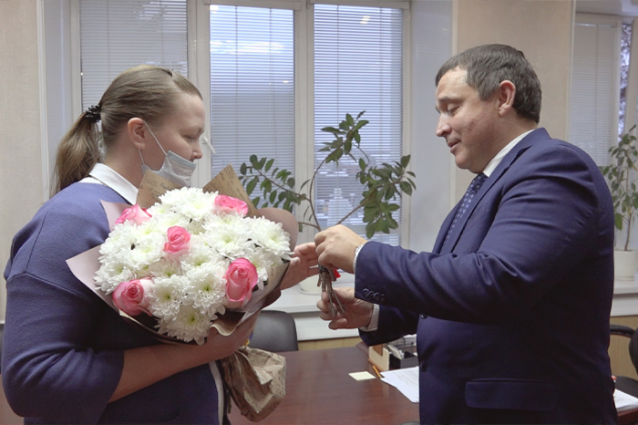 Новый специалист Красноуфимской детской поликлиники получил служебную квартиру