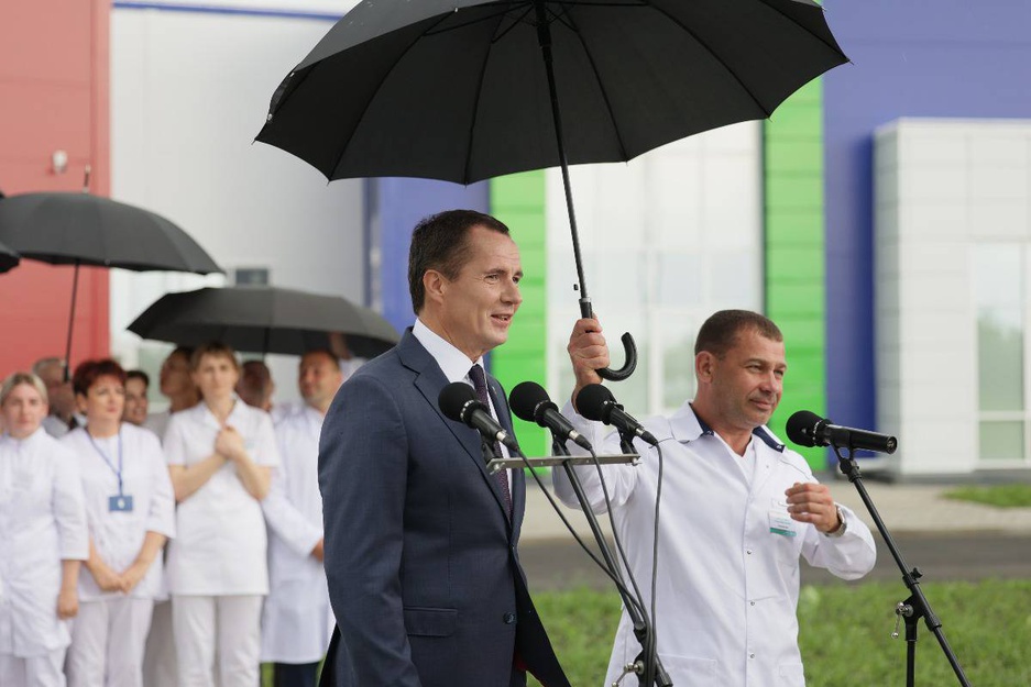 Губернатор Вячеслав Гладков вместе с президентом РФ Владимиром Путиным в режиме видеоконференции торжественно открыл инфекционный центр в Терновке