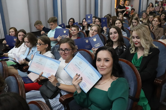 Дмитрий Беглов поздравил выпускников Кузбасского медицинского колледжа с завершением учебы