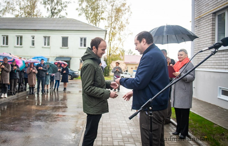 Молодые врачи получили ключи от квартир в новом трехэтажном доме, построенном специально для медработников Сычевской межрайонной больницы Смоленской области