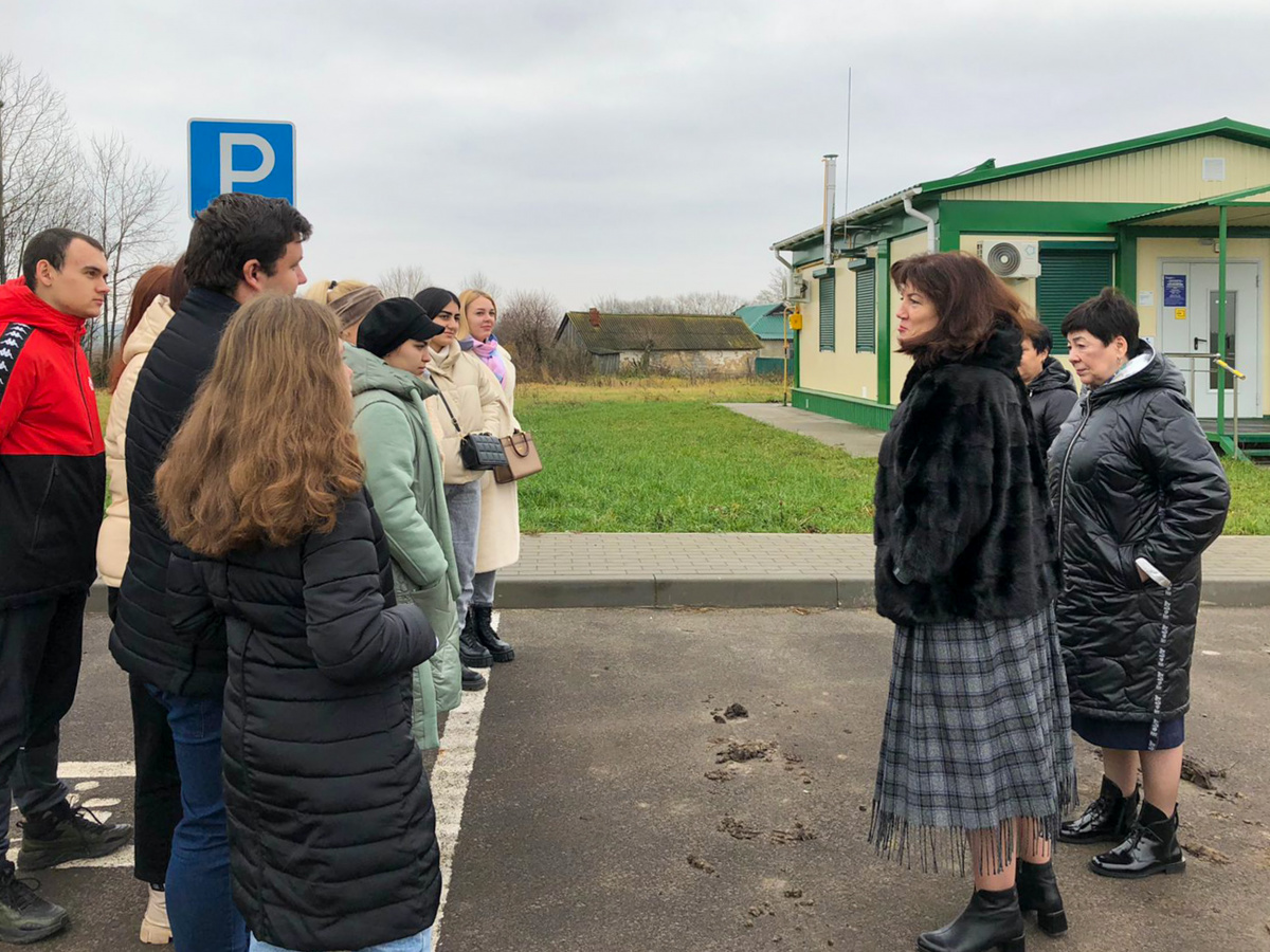 Студенты медицинского колледжа Курской области ознакомились с работой ФАПа в Фатежском районе.