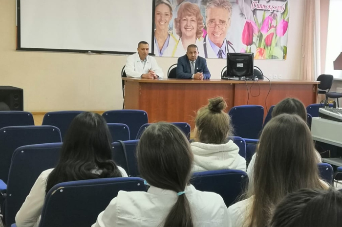 Главный врач Елабужской ЦРБ встретился со студентами медучилища