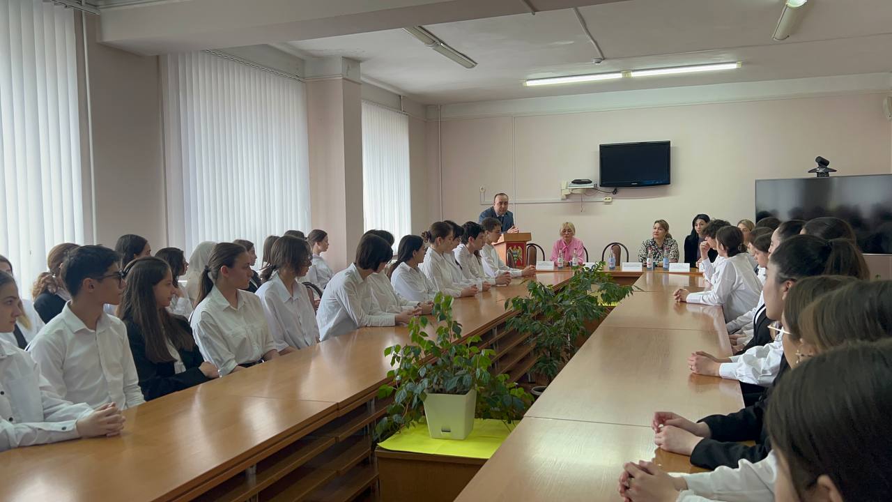 Представители Минздрава КБР встретились с учащимися школы №32 г. Нальчика