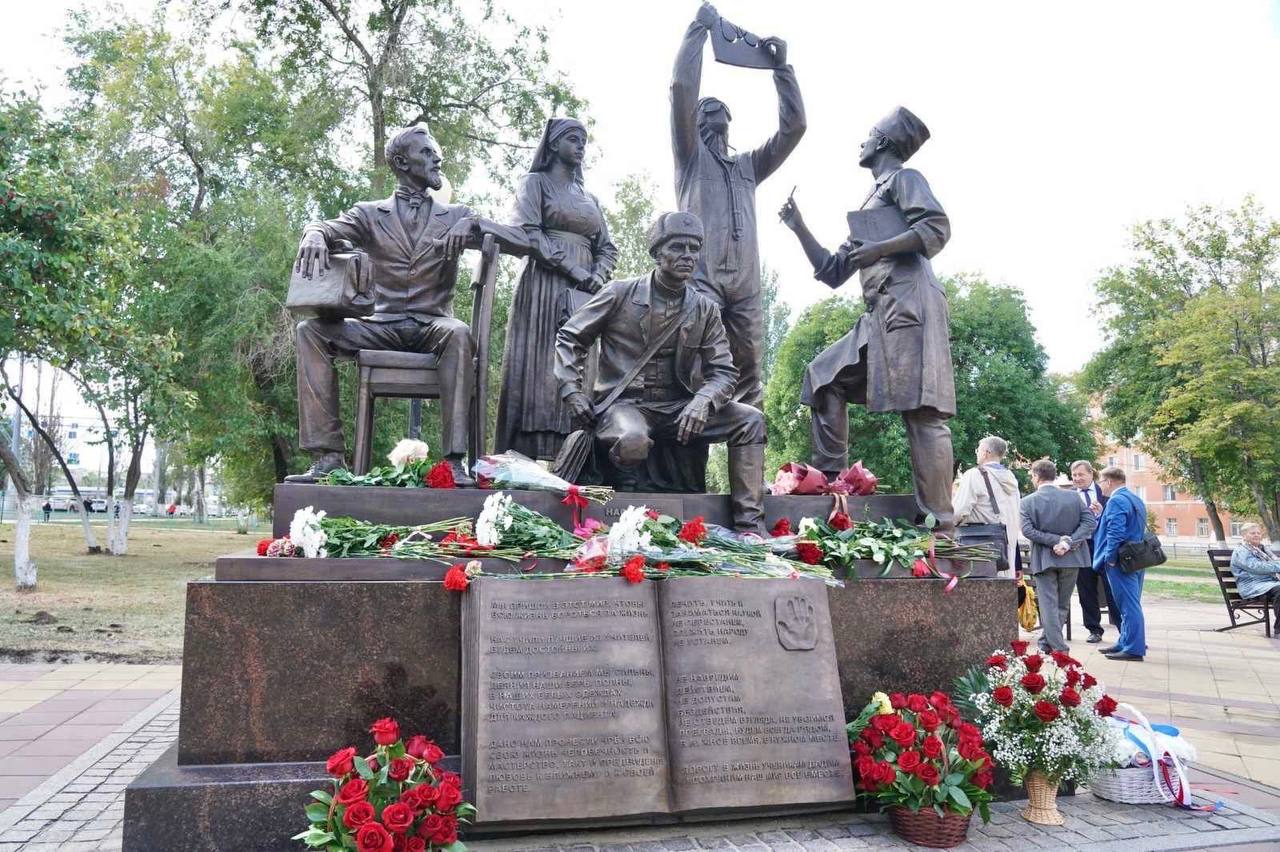 В Самаре открыли памятник медицинским работникам «Наследие и Наставничество»