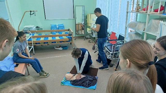 Ачинский медицинский техникум стал площадкой для профессиональных проб школьников