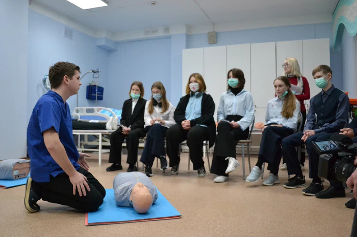 Школьники Архангельска ближе знакомятся с медицинскими профессиями