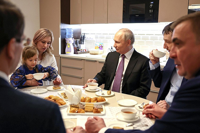 Владимир Путин посетил коттеджный посёлок для медработников в Туле
