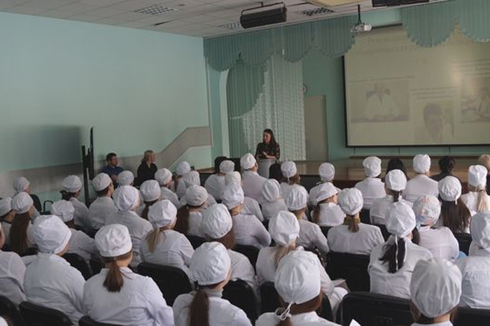 В медицинском колледже им. В. М. Крутовского состоялась профориентационная встреча выпускников с представителями медицинских учреждений города и края