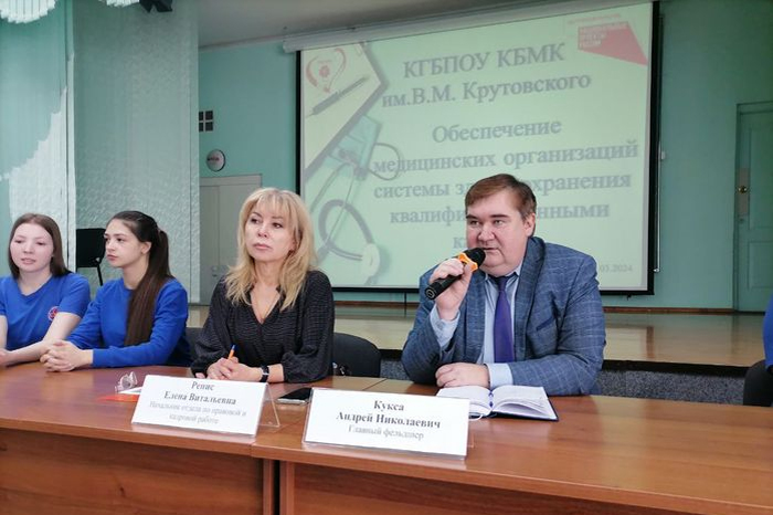 Фельдшеры скорой помощи рассказали о спасении людей и о тонкостях профессии потенциальным коллегам — выпускникам колледжа им. В.М. Крутовского