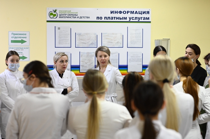 Выпускники базового колледжа имени В.М. Крутовского побывали в краевом Центре охраны материнства и детства