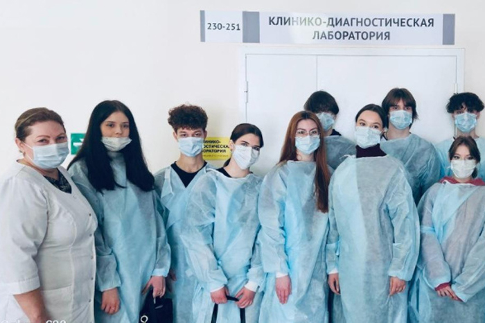 В БУ «Сургутская городская клиническая поликлиника №4» прошла профориентационная экскурсия для учеников 11 класса