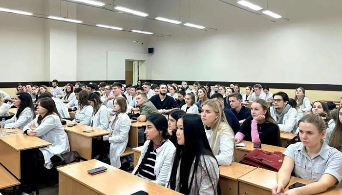 Будущим стоматологам из АГМУ рассказали, в каких современных условиях работают врачи