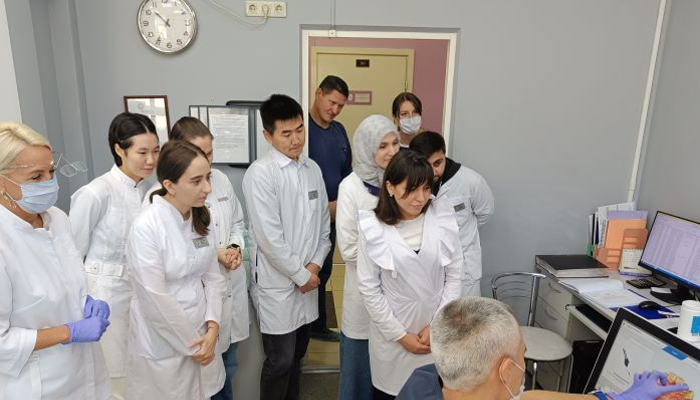 Специалисты Университетского центра стоматологии провели открытый урок со студентами
