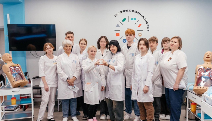 Более десятка совместных проектов провели в 2025 году студенты - медики Омска и Стаханова