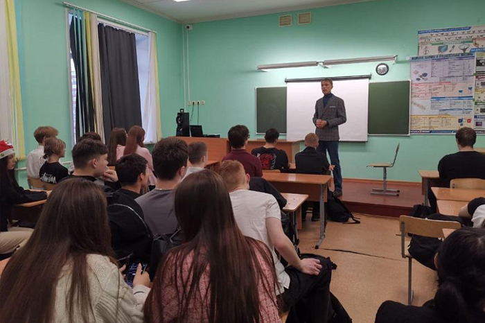 За кадрами в школу! АГМУ провел серию профориентационных работ