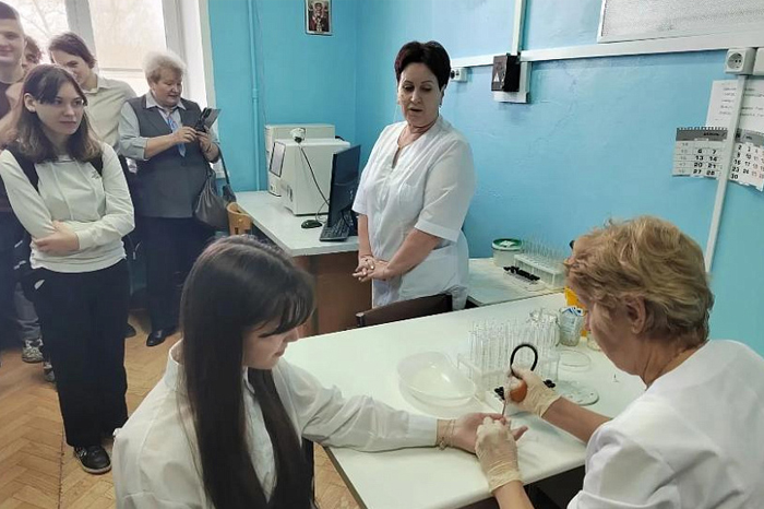 Поспелихинские ученики увидели, как работают медицинские аппараты