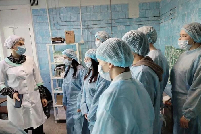 Новоалтайские школьники погрузились в повседневную работу медиков